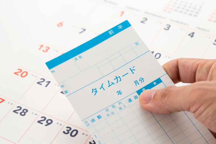 タイムカードとは？いつ押す？利用するメリットや注意点、勤怠管理システムとの違い