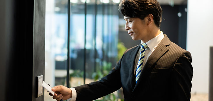 勤怠管理にICカードを使うメリットとは？システムの選び方や向いている企業を紹介
